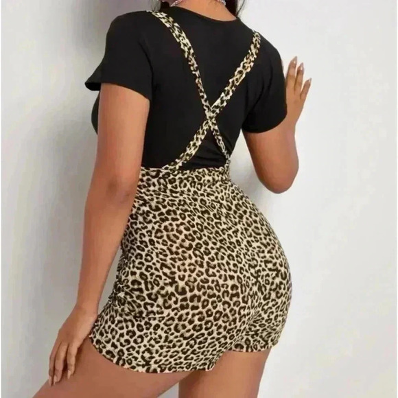 Plus Leopard Criss Cross Suspender Romper - Picture 2 of 2